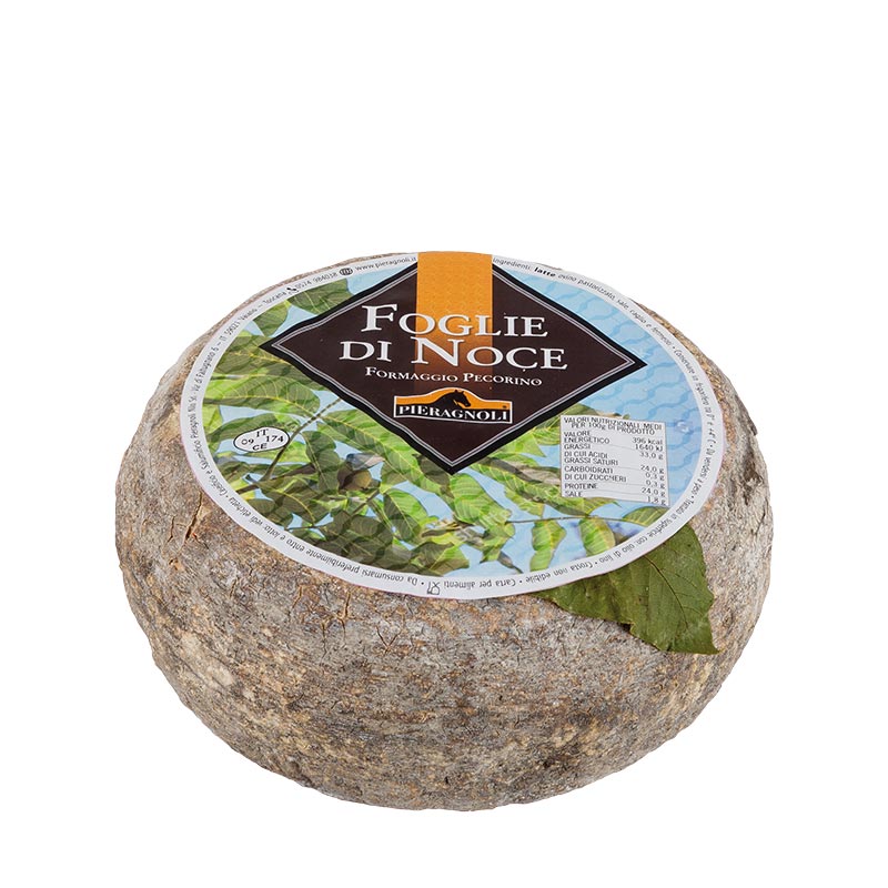 foglie di noce pieragnoli Formaggio da latte ovino affinato sotto foglie di noce. Latte ovino pastorizzato, sale, caglio, fermenti lattici. Trattato in superficie con olio di semi, E202, E235 ed E172 e foglie di noce decorative. Crosta non edibile.