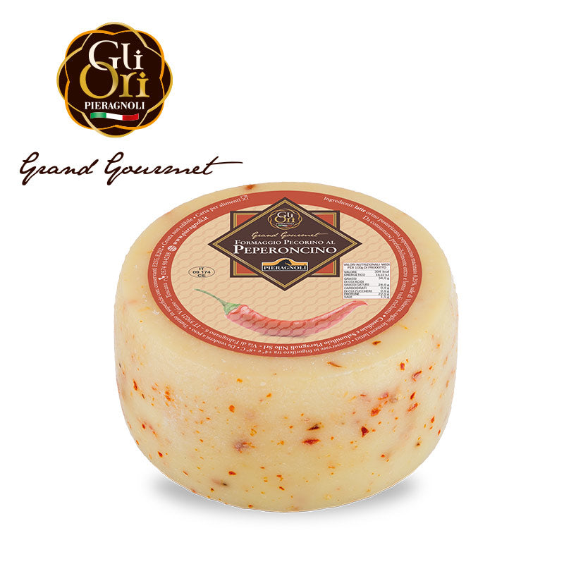 pecorino al peperonino Formaggio pecorino aromatizzato al peperoncino. Latte ovino pastorizzato, peperoncino macinato 0,25%, sale, caglio e fermenti lattici. Trattato in superficie con conservanti E235, E202. Crosta non edibile.