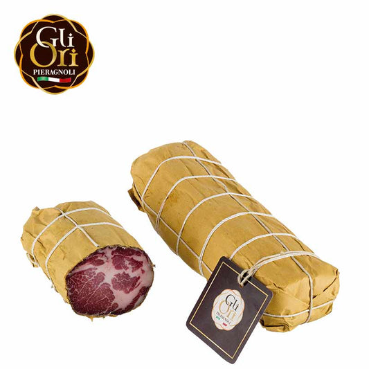 capocollo-stagionato-pieragnoli Salume stagionato ottenuto dalla lavorazione della porzione superiore del collo del maiale e da una parte della spalla, stagionato per almeno 6 mesi ed incartato a mano. La fetta presenta alternanza tra parte magra e parte grassa che rende il sapore gradevolmente speziato. Carne di suino, sale, destrosio, spezie; Conservanti: E250, E252 Antiossidanti: E 300