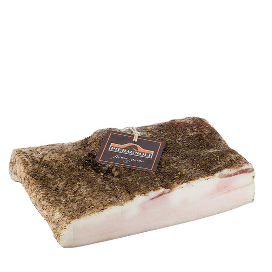 lardo stagionato pieragnoli La “groppa” del suino viene salata in conche di marmo, conciata e stagionata, affinchè acquisisca doti organolettiche inimitabili e la caratteristica scioglievolezza. Carne di suino, sale, zucchero, spezie. Antiossidante: E300. Conservanti: E250, E252.